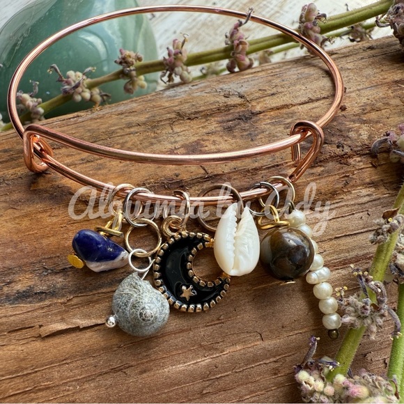 Alquimia Jewelry - Rose gold charms rice pearls statement bracelet
